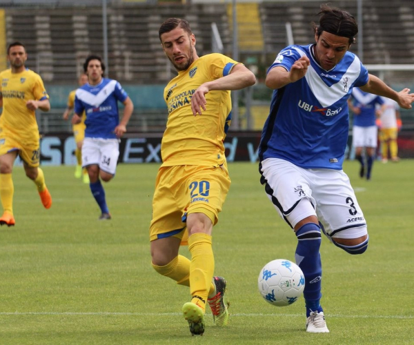 Serie B - Il Frosinone vince in extremis a Brescia: Ciano tiene viva la corsa verso la Serie A