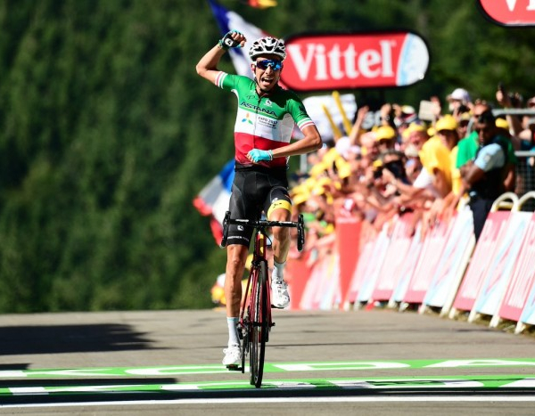Tour de France, Fabio Aru si impone a La Planche des Belles Filles! Chris Froome in giallo