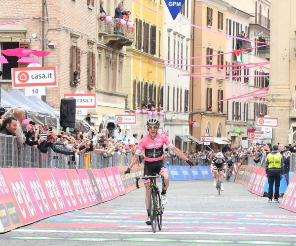 Giro d'Italia 2018 - Yates in solitaria ad Osimo, è sempre più maglia rosa
