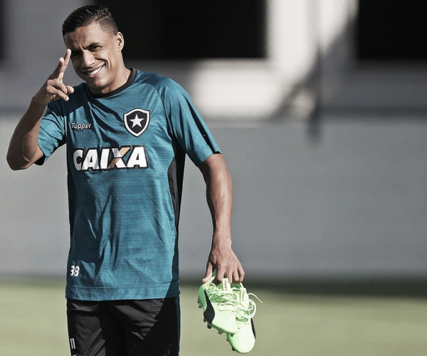 Pouco utilizado no Botafogo, lateral-direito Arnaldo acerta com o Ceará