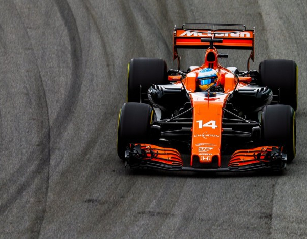 F1, McLaren - Alonso show anche ad Interlagos: "Dovrei essere il miglior difensore dell'anno"