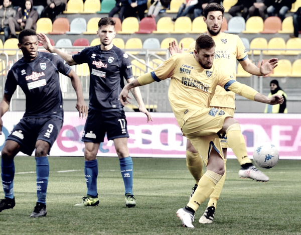 Serie B - Il Frosinone si prende la vetta solitaria: battuto il Pescara 3-0