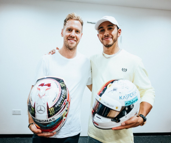 Formula 1 - Hamilton e Vettel si scambiano i rispettivi caschi 