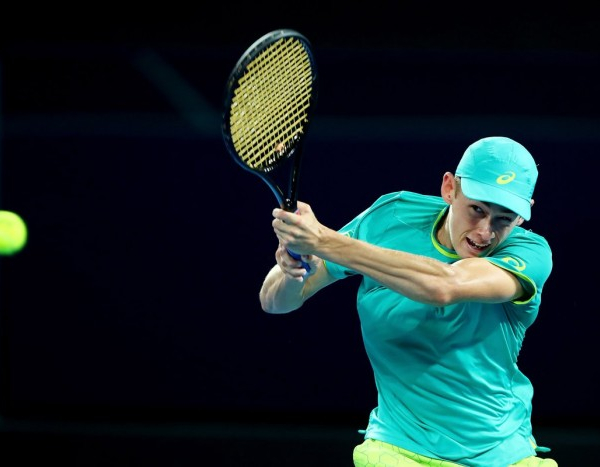 ATP Brisbane - De Minaur annienta Raonic