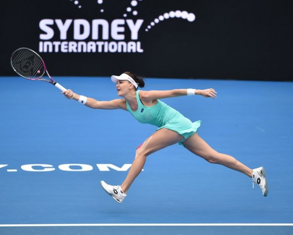 WTA Sydney - Radwanska di livello, Konta al tappeto