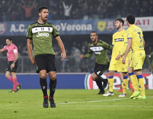 Serie A: Khedira - Higuain e la Juventus stende un Chievo rimasto in 9 (0-2)