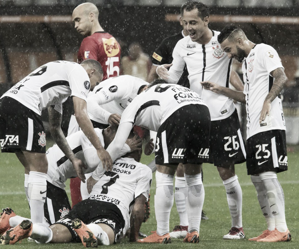Notas: Corinthians mantém padrão defensivo, muda desenho tático e vence na Libertadores