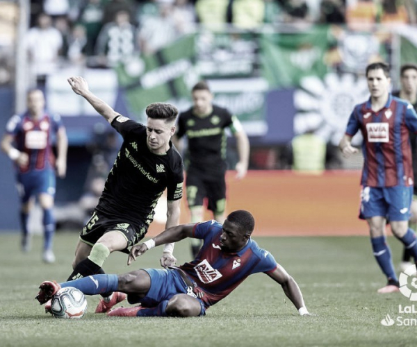 Álex Moreno: "En el Barça jugué a veces de delantero, y metí algún gol"