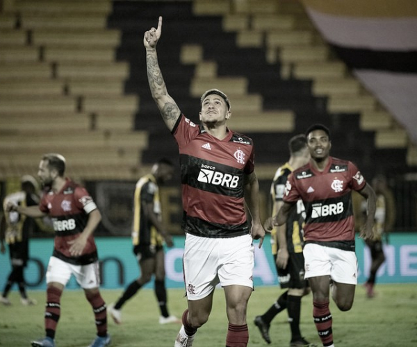 Em noite iluminada de Pedro, Flamengo goleia Volta Redonda e se aproxima da final