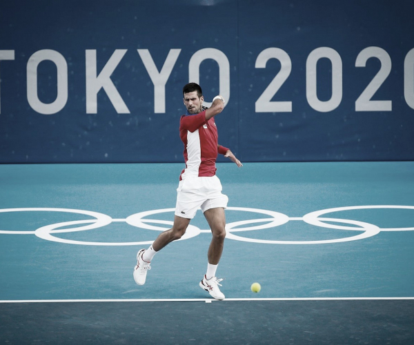 Com direito a 'pneu', Djokovic elimina Nishikori e avança para a semifinal em Tokyo 2020