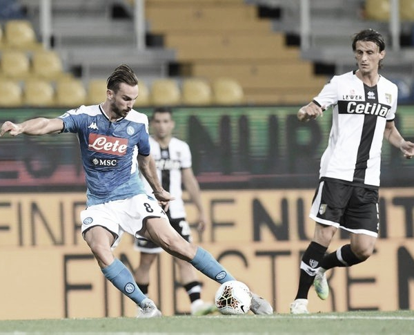 Em jogo com três pênaltis, Parma se recupera no Italiano e bate Napoli