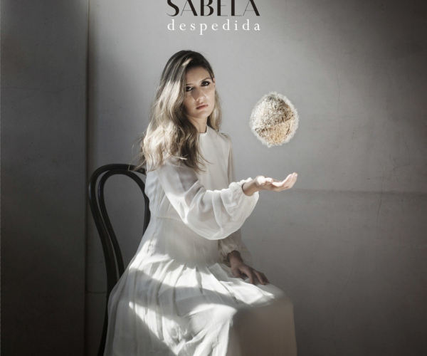 Sabela rompe esquemas con "Despedida", el preludio de su primer álbum