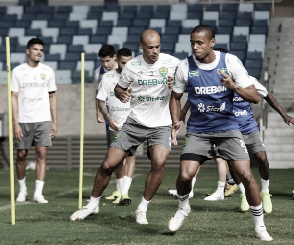 Com objetivo de permanecer tranquilo na liderança, Cuiabá mede forças contra Paraná Clube