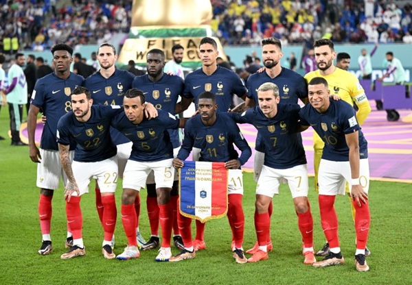 Mbappé rompe la maldición del campeón; Francia a la siguiente ronda