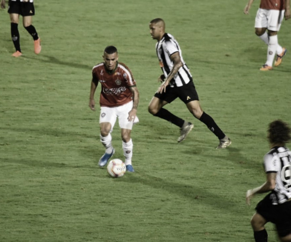 Com chuva, bolas murchas e Victor inspirado,
Atlético-MG cede empate ao Boa pelo Mineiro
