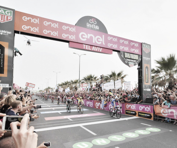 Giro d'Italia, Viviani vince a Tel Aviv. Dennis in rosa