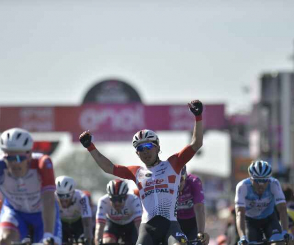 Giro d'Italia: Ewan concede il bis a Novi Ligure. Viviani lascia la corsa