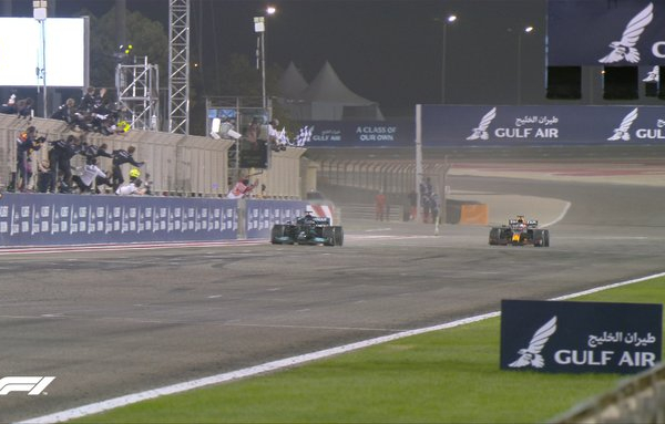 F1, Bahrain Gp - Che bell'inizio: vince Hamilton davanti ad un grande Verstappen