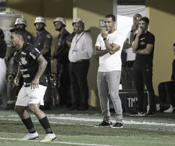 Fernando Lázaro não aponta para jogadores em derrota do Corinthians: "Time não esteve bem no geral"