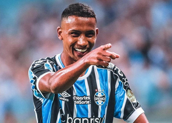 Autor de assistência em goleada do Grêmio, André Henrique comemora estreia na temporada