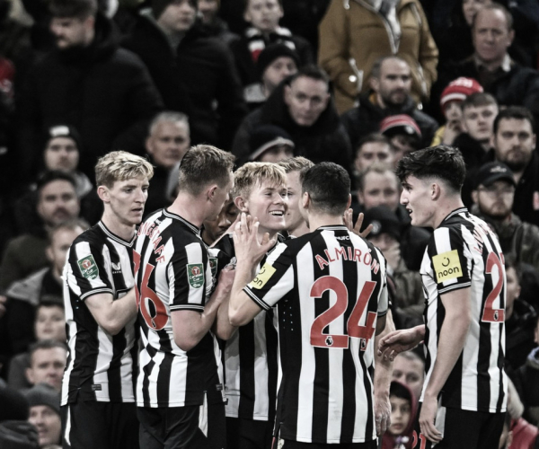 El Newcastle golea y silencia Old Trafford