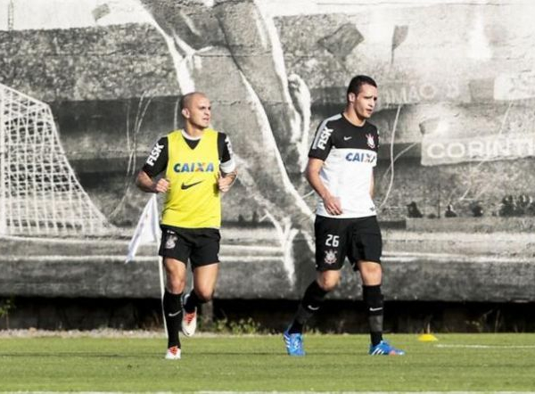 Renato Augusto e Fábio Santos participam de jogo treino e estão a disposição de Mano Menezes