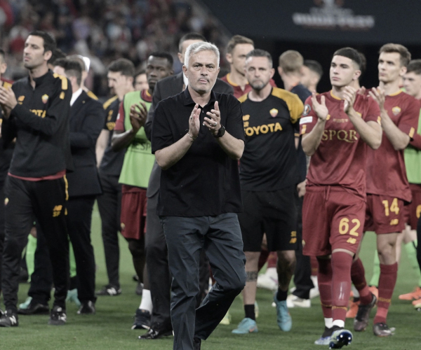 José Mourinho faz críticas duras à arbitragem após derrota na final da Europa League