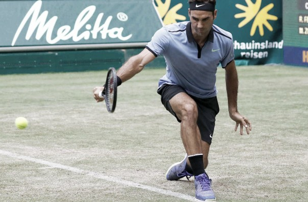Federer bate Mayer com facilidade e vai às semis em Halle