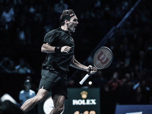 Federer vence Djokovic pela primeira vez em quatro anos e avança às semis do ATP Finals