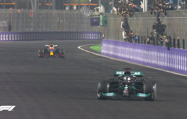 F1, Arabia Saudita - Hamilton batte Verstappen, ma quante polemiche ci saranno!