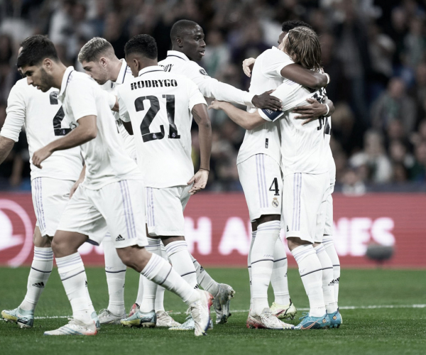 El Real Madrid golea y pasa como líder de grupo