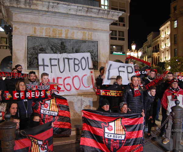 Los aficionados del CF Reus
se manifiestan tras ser expulsados de LaLiga