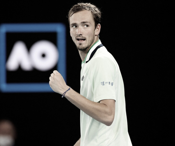 Medvedev supera Tsitsipas e encara Nadal na final do Australian Open