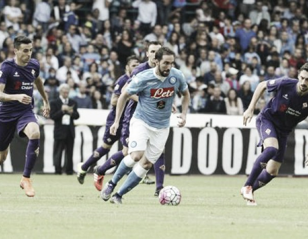 Risultato finale Fiorentina - Napoli (1-1): reti in avvio di Marcos Alonso e Higuain, un pari che non serve