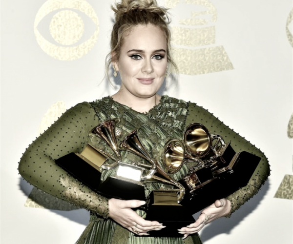 Adele arrasa en los Grammy