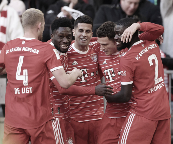 Bayern de Munique sai atrás, mas vira sobre Augsburg com maioria de gols feitos por defensores