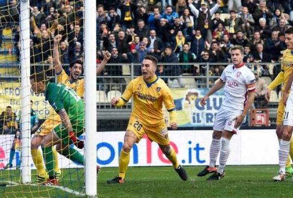 Serie B - Cade il Verona, il Frosinone conquista il primato. Benevento di rimonta, sale lo Spezia