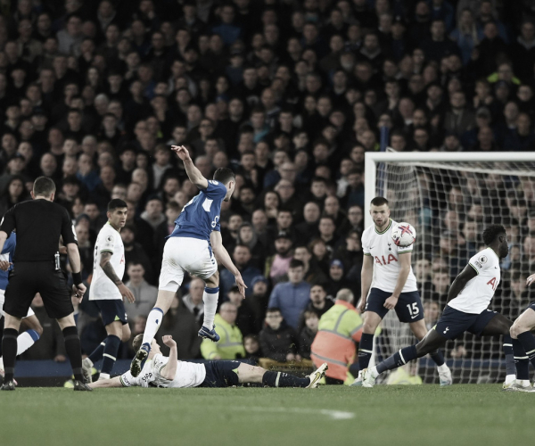 Em jogo com duas expulsões, Everton busca empate contra Tottenham pela Premier League