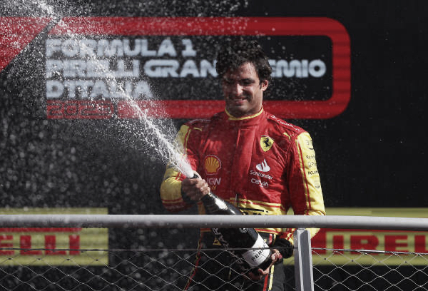 Carlos Sainz sube al podio de Monza