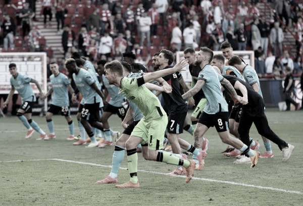 El Bayer Leverkusen acaricia el título de la liga 
