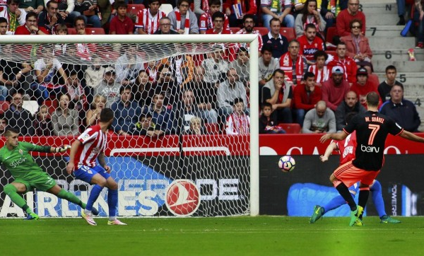 Liga - Buona la prima per Prandelli: doppio Suarez, il Valencia espugna Gijon (1-2)