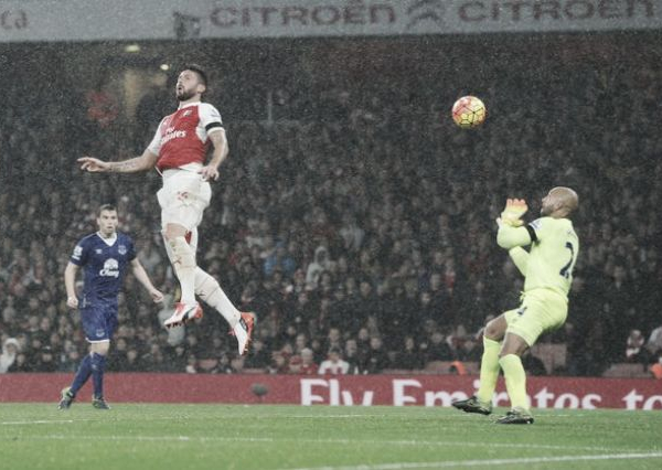 Giroud e Koscielny incornano l'Everton: Arsenal primo per una notte