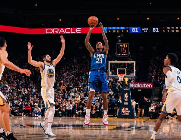 NBA - Durant e i Warriors si inchinano a Lou Williams, Atlanta sorprende Denver