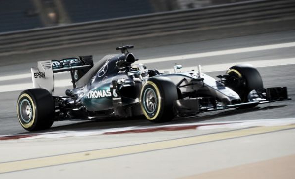 F1, Gp Bahrain: Pole di Hamilton davanti a Super Vettel