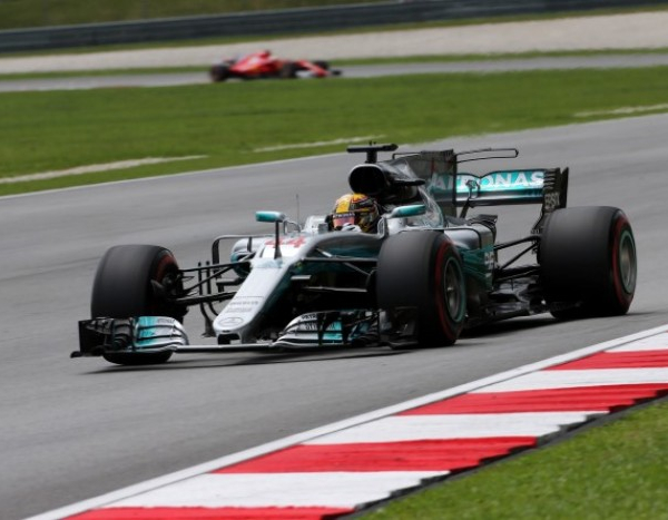 F1, GP di Malesia. Hamilton dedica la pole alla squadra: "È tutto merito loro"