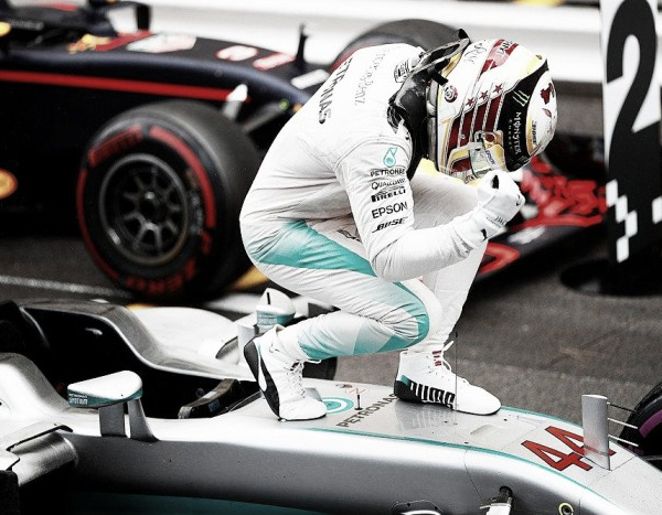 Hamilton trionfa a Montecarlo, Ricciardo infuriato con il suo box