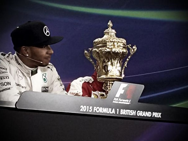 Hamilton è il re di Silverstone, la pioggia regala il 3° posto alla Ferrari