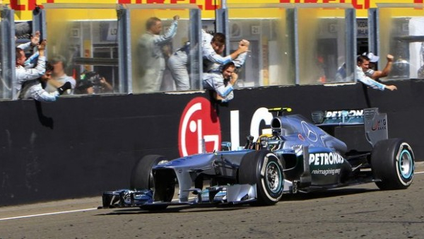 Trionfo di Hamilton in Ungheria - Vettel allunga, Ferrari in crisi