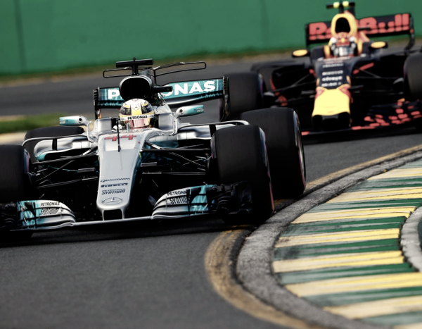 F1, GP Australia - Le qualifiche: Hamilton in pole, ma Vettel c'è