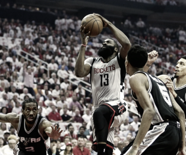 NBA Playoffs: Houston regola San Antonio 125-104. Serie sul 2-2